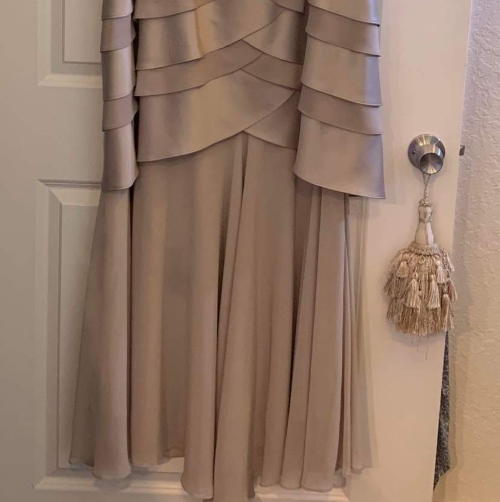 NWT Cream Formal Gown with Rhinestone Detail 22W - Picture 2 of 4